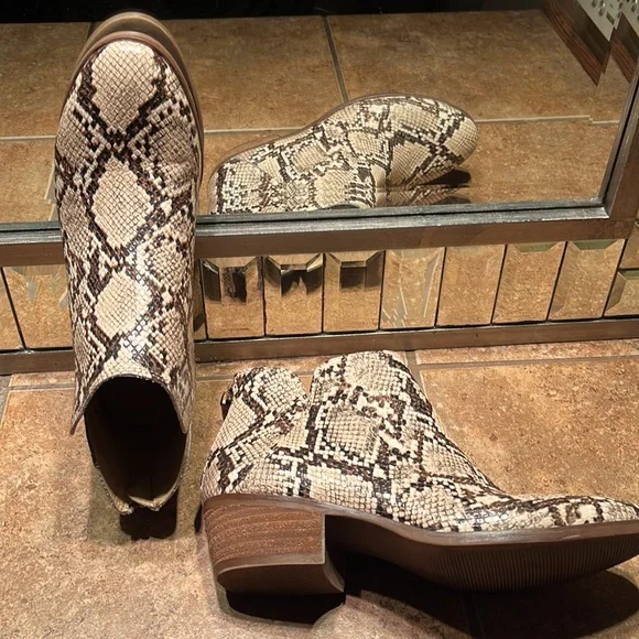 NWOT Faux Snake Skin Booties - Picture 6 of 11